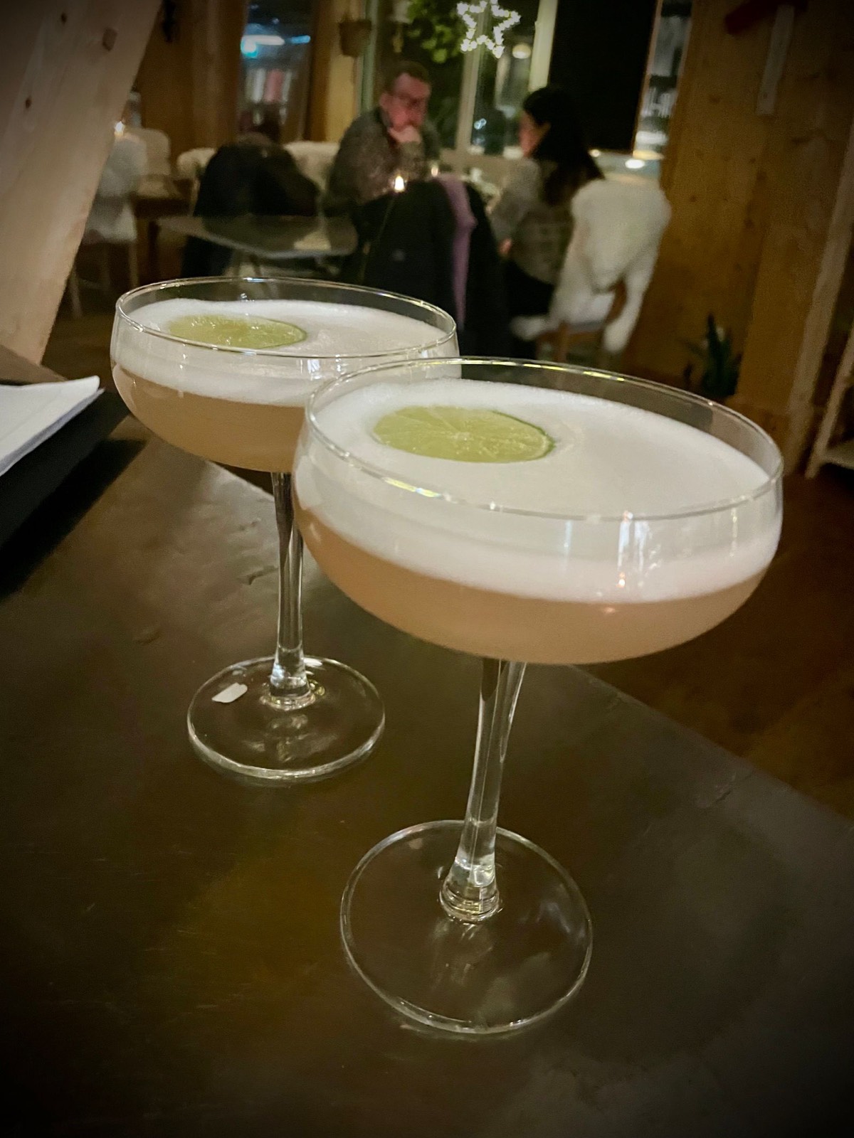 Drinkar i baren